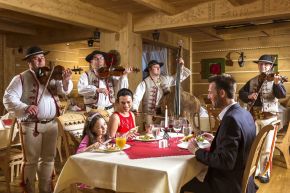 Jedzenie z muzyką na żywo